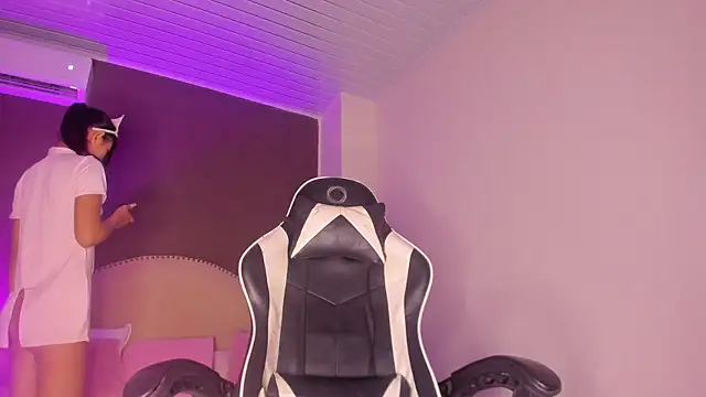  Kendall 19 online show from 04.06.26