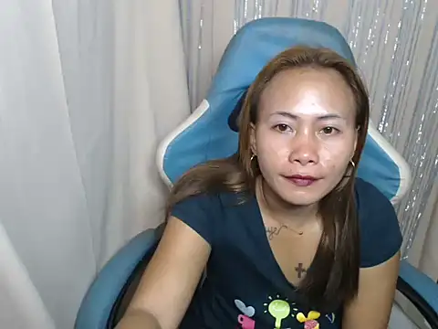 Snapshot of joanpetite chatting on 06.23.26 joanpetite online show from 06.23.26