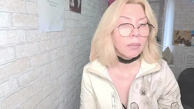 Snapshot of Wendy_Waves chatting on 10.28.25 Wendy Waves online show from 10.28.25