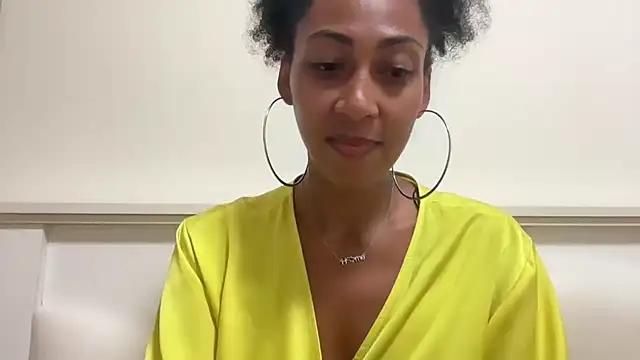 Snapshot of Vaylisse chatting on 10.12.25 Vaylisse online show from 10.12.25