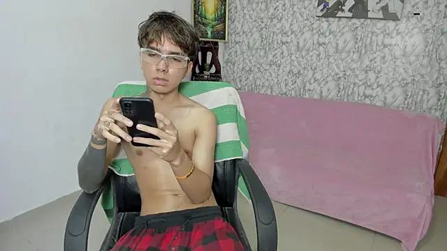 Snapshot of maxxis_eli chatting on 10.09.25 maxxis eli online show from 10.09.25