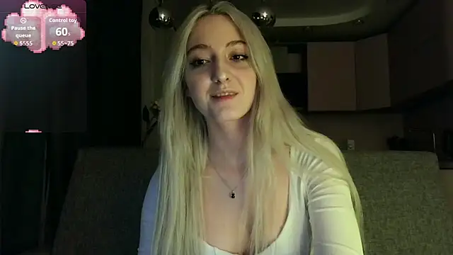 Snapshot of white_liillyy chatting on 10.05.25 white liillyy online show from 10.05.25