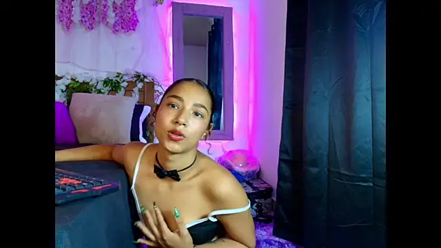 Snapshot of Natzury chatting on 11.13.25 Natzury online show from 11.13.25