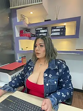 Snapshot of isabella_horney_ chatting on 05.19.26 isabella horney online show from 05.19.26