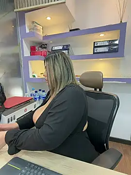 Snapshot of isabella_horney_ chatting on 07.15.26 isabella horney online show from 07.15.26