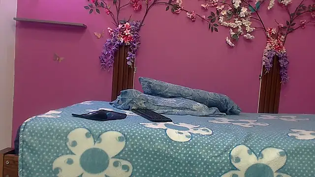 Snapshot of skinnybarbie022 chatting on 09.19.25 skinnybarbie022 online show from 09.19.25