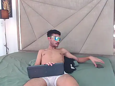 Snapshot of Valentin_Rizzi chatting on 09.19.25 Valentin Rizzi online show from 09.19.25