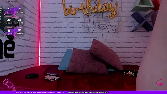 Snapshot of EllyMiller chatting on 10.18.25 EllyMiller online show from 10.18.25
