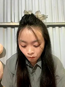 Snapshot of Julia-Elsa chatting on 09.22.25 Julia-Elsa online show from 09.22.25