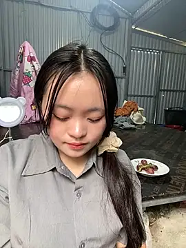 Snapshot of Julia-Elsa chatting on 11.03.25 Julia-Elsa online show from 11.03.25