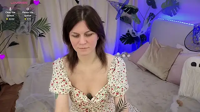 Snapshot of TinaMelt chatting on 10.14.25 TinaMelt online show from 10.14.25