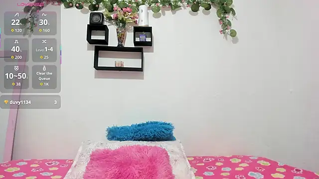Snapshot of Anni_petite_ chatting on 10.19.25 Anni petite online show from 10.19.25