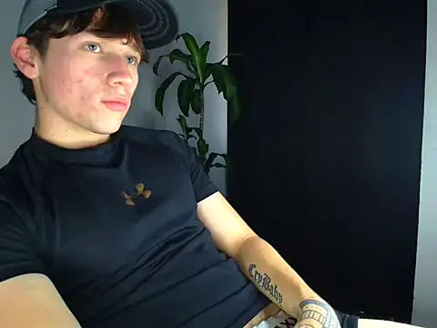 Snapshot of Logan_sixxer chatting on 11.12.25 Logan sixxer online show from 11.12.25