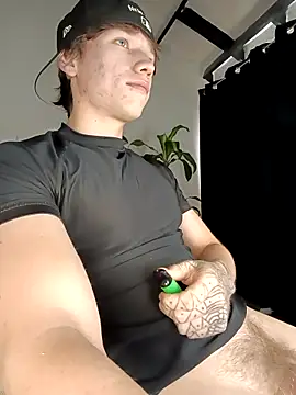 Snapshot of Logan_sixxer chatting on 11.28.25 Logan sixxer online show from 11.28.25