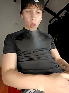 Snapshot of Logan_sixxer chatting on 12.05.25 Logan sixxer online show from 12.05.25