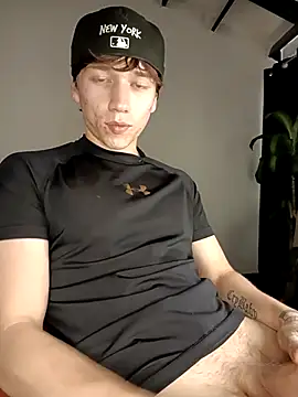 Snapshot of Logan_sixxer chatting on 12.15.25 Logan sixxer online show from 12.15.25