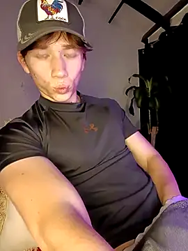 Snapshot of Logan_sixxer chatting on 12.21.25 Logan sixxer online show from 12.21.25