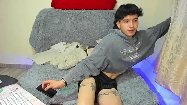 Snapshot of _viollette_ chatting on 10.21.25  viollette  online show from 10.21.25