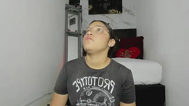 Snapshot of aly_n_sebas chatting on 10.05.25 aly n sebas online show from 10.05.25