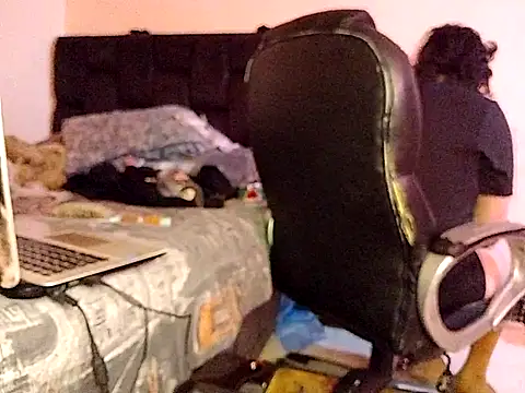 Snapshot of saenzjulieta1 chatting on 10.12.25 saenzjulieta1 online show from 10.12.25