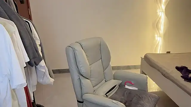 Snapshot of Robin-o3 chatting on 11.02.25 Robin-o3 online show from 11.02.25