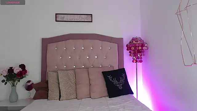 Snapshot of AmelieAndAce chatting on 10.06.25 AmelieAndAce online show from 10.06.25