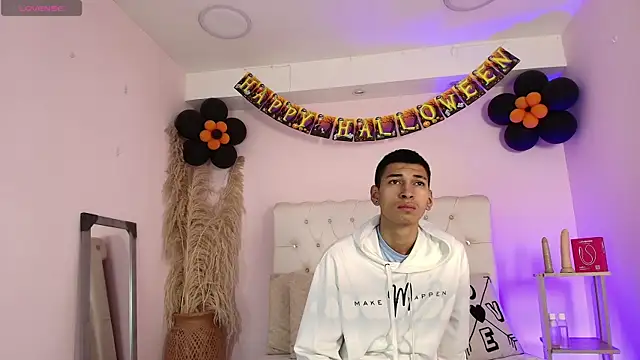 Snapshot of AmelieAndAce chatting on 10.29.25 AmelieAndAce online show from 10.29.25