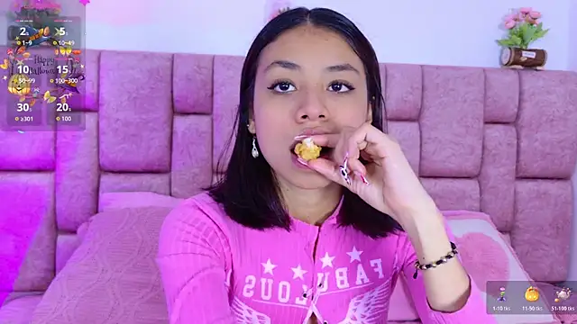 Snapshot of ScarlettLuxe chatting on 10.26.25 ScarlettLuxe online show from 10.26.25