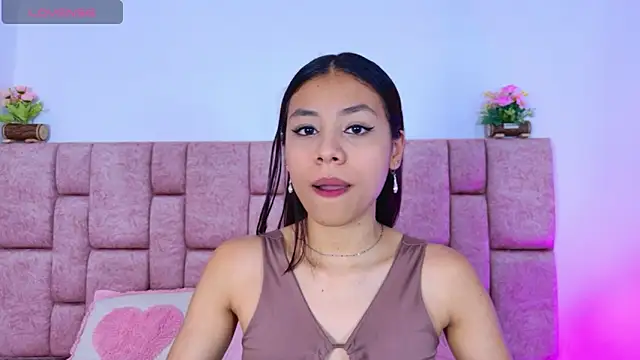 Snapshot of ScarlettLuxe chatting on 11.22.25 ScarlettLuxe online show from 11.22.25