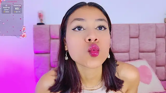 Snapshot of ScarlettLuxe chatting on 11.25.25 ScarlettLuxe online show from 11.25.25