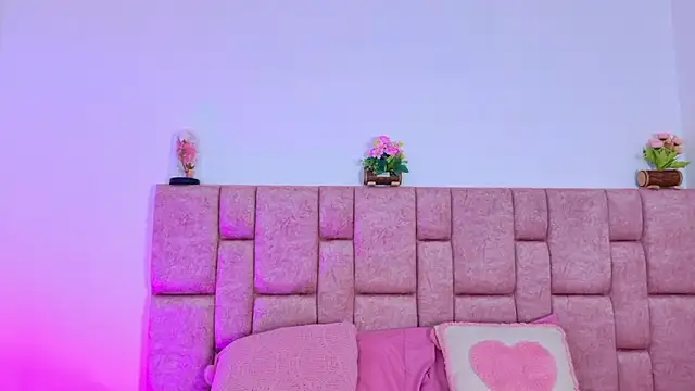 Snapshot of ScarlettLuxe chatting on 11.27.25 ScarlettLuxe online show from 11.27.25