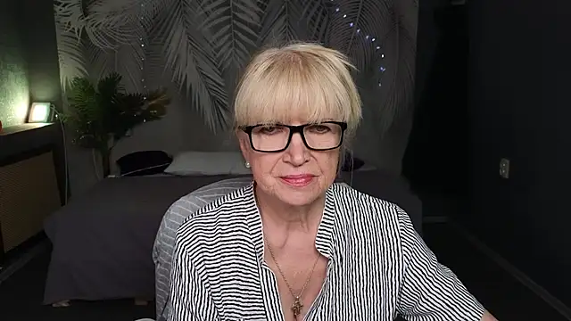 Snapshot of Sabina_Ros chatting on 09.26.25 Sabina Ros online show from 09.26.25