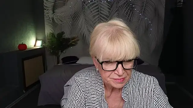 Snapshot of Sabina_Ros chatting on 09.27.25 Sabina Ros online show from 09.27.25