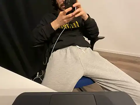 Snapshot of Frankieyyy1 chatting on 04.29.26 Frankieyyy1 online show from 04.29.26