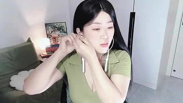 Emmaq996 online show from 10.19.25