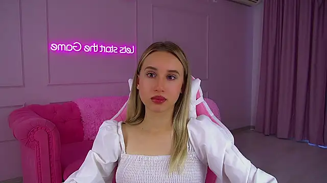 Snapshot of VictoriaHopsons chatting on 09.27.25 VictoriaHopsons online show from 09.27.25