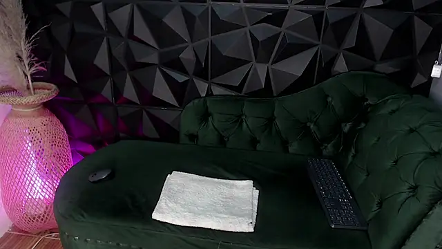 Snapshot of helenasaenz chatting on 10.23.25 helenasaenz online show from 10.23.25