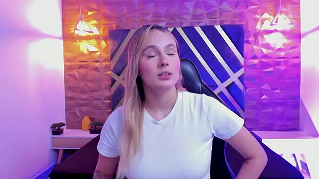 Emmaa white  online show from 02.13.26