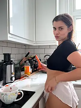 Snapshot of AlitaNova chatting on 09.26.25 AlitaNova online show from 09.26.25