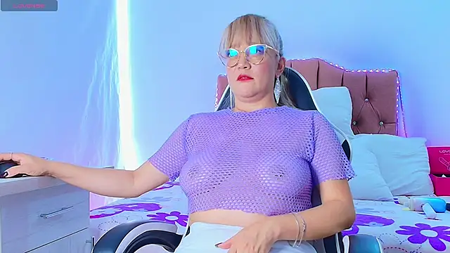 Snapshot of naomi_diamond_ chatting on 04.21.26 naomi diamond online show from 04.21.26