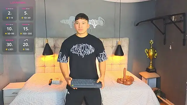 Snapshot of Horny_nick18 chatting on 10.17.25 Horny nick18 online show from 10.17.25