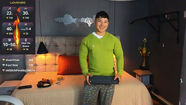 Snapshot of Horny_nick18 chatting on 10.21.25 Horny nick18 online show from 10.21.25