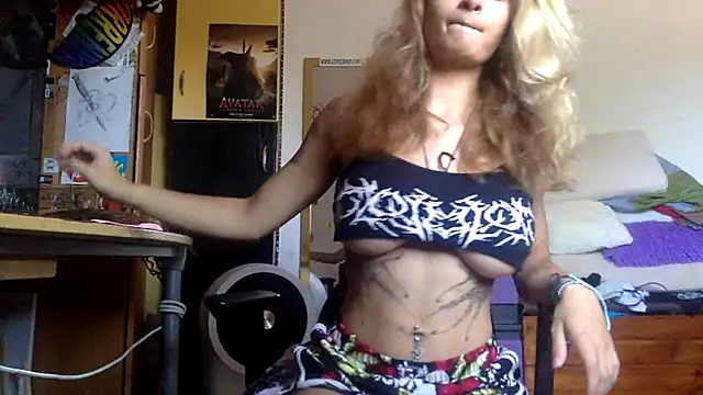 Snapshot of piccolaflo chatting on 07.19.26 piccolaflo online show from 07.19.26