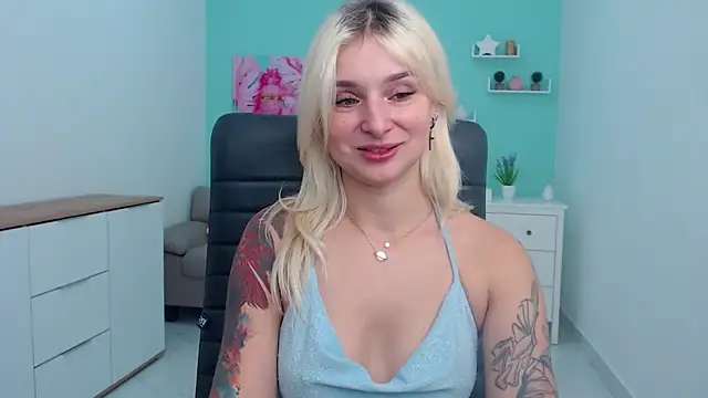 Snapshot of LilFleurish chatting on 10.12.25 LilFleurish online show from 10.12.25