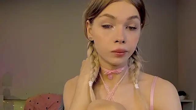 Snapshot of Blondy_Fina chatting on 05.29.26 Blondy Fina online show from 05.29.26