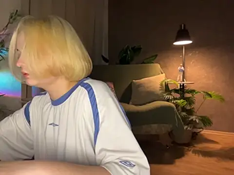 Snapshot of MoonIvy_ chatting on 04.19.26 MoonIvy online show from 04.19.26