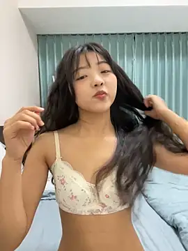 Snapshot of peach_x chatting on 10.27.25 peach x online show from 10.27.25