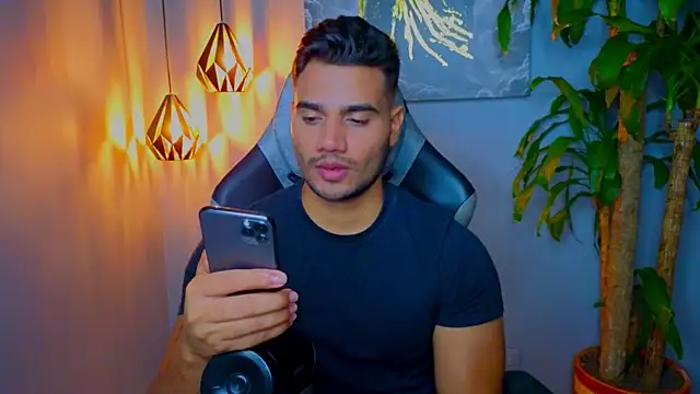 Snapshot of AndresR3 chatting on 10.05.25 AndresR3 online show from 10.05.25