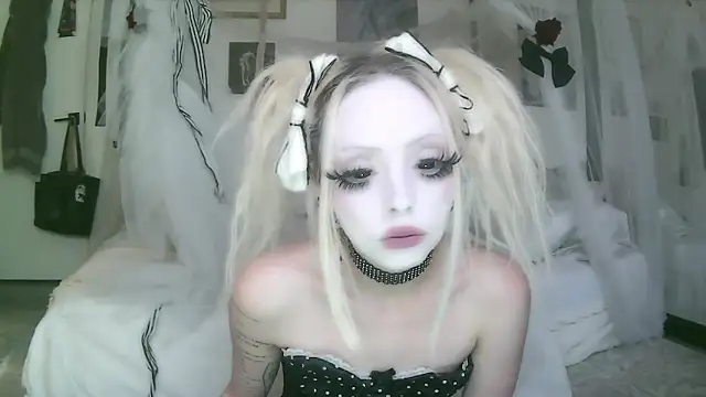 Snapshot of bl0odsyring3 chatting on 04.09.26 bl0odsyring3 online show from 04.09.26