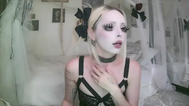 Snapshot of bl0odsyring3 chatting on 04.10.26 bl0odsyring3 online show from 04.10.26